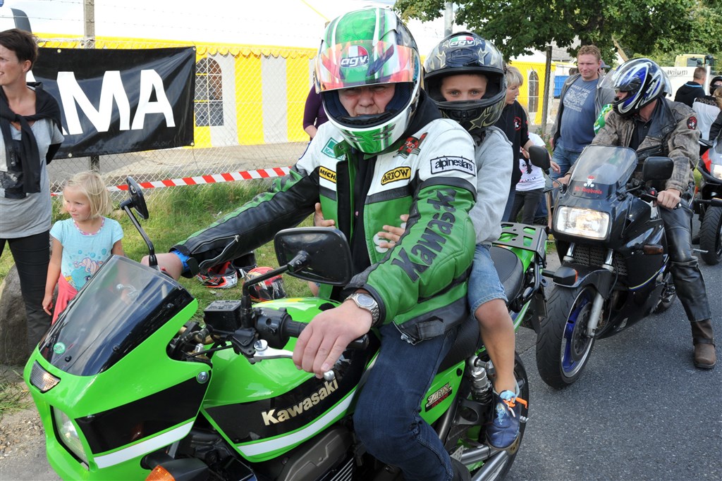 MC Shepherds og Oldboys MC giver køreture for de mindste i en af pauserne ved Tvilum Rally Show